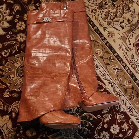 NEW!! Croc-Embossed Knee-High Heeled Boots. Brownish color - Picture 8 of 16